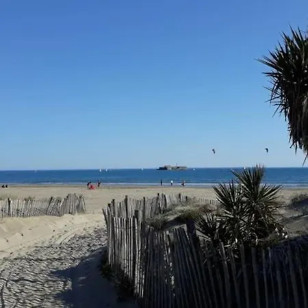 La Desirade I, Mezzanine, Centre Port *