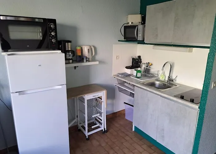 La Desirade I, Mezzanine, Centre Port