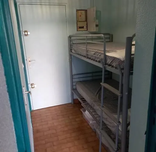 La Desirade I, Mezzanine, Centre Port