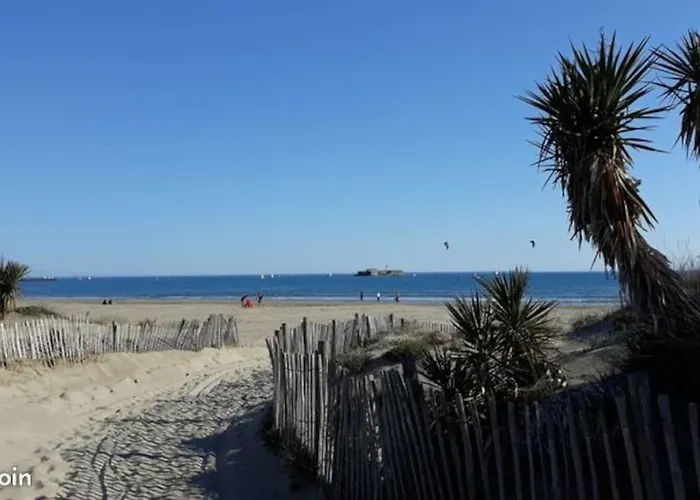 La Desirade I, Mezzanine, Centre Port *