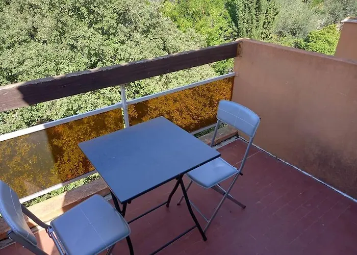 La Desirade I, Mezzanine, Centre Port *