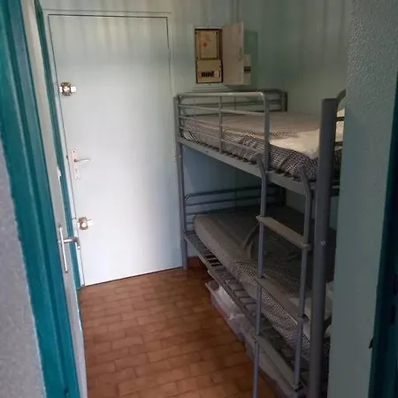 La Desirade I, Mezzanine, Centre Port