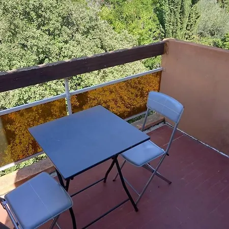 La Desirade I, Mezzanine, Centre Port *