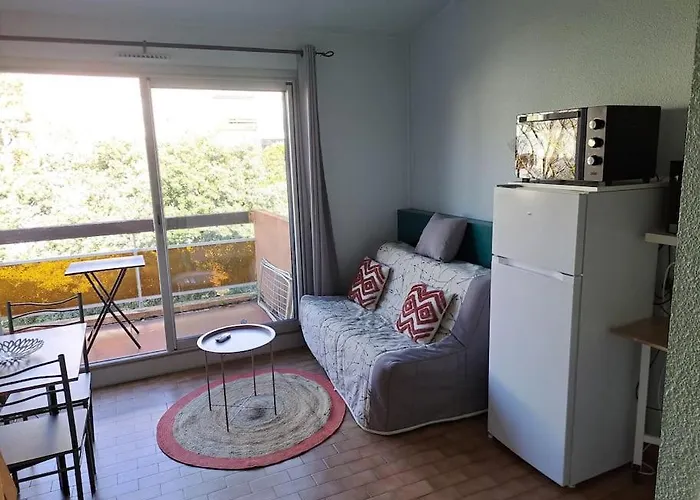 La Desirade I, Mezzanine, Centre Port